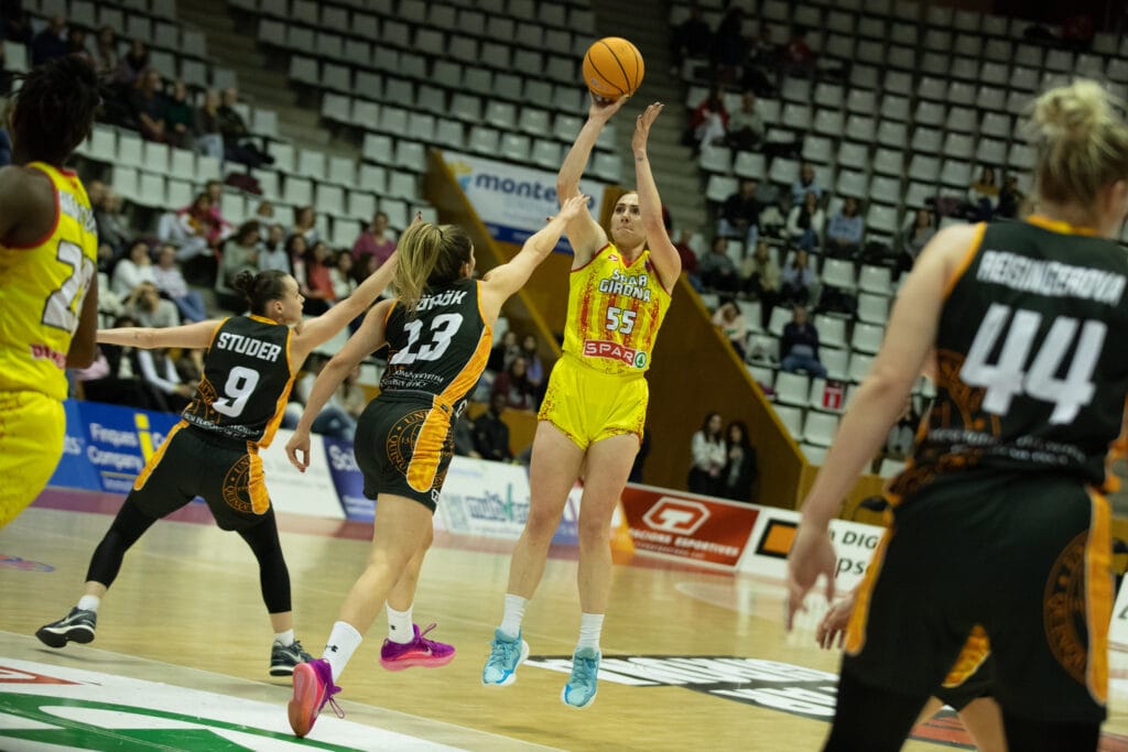 L’Spar Girona busca classificar-se als vuitens de l’EuroCupLes noies de Roberto Íñiguez juguen avui contra el Pecs hongarès en la seva lluita per arribar a les fases finals de la competició Spar Girona