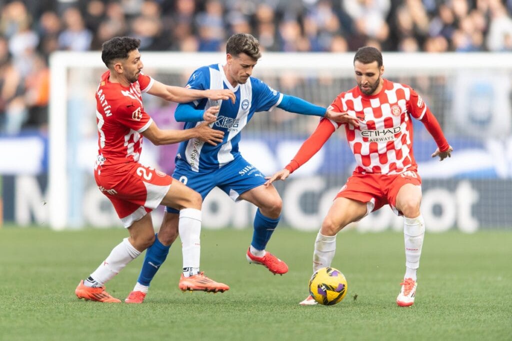 Solís rescata a un inofensiu Girona a Mendizorrotza (0-1)Un gol del colombià al temps afegit permet sumar els tres punts al camp de l'Alavés