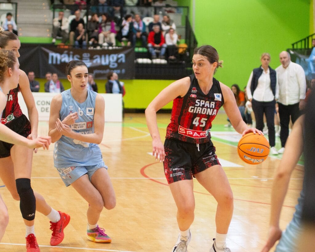 Hristova condueix l’Uni Girona cap a la victòria (52-83)La jugadora búlgara ha anotat 13 punts consecutius en només 5 minuts per capgirar el marcador