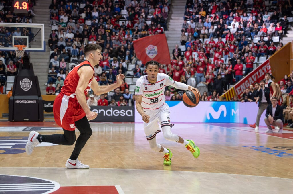 RS525638_J20 GIR-COV Firmar acb Photo - S Gerones
