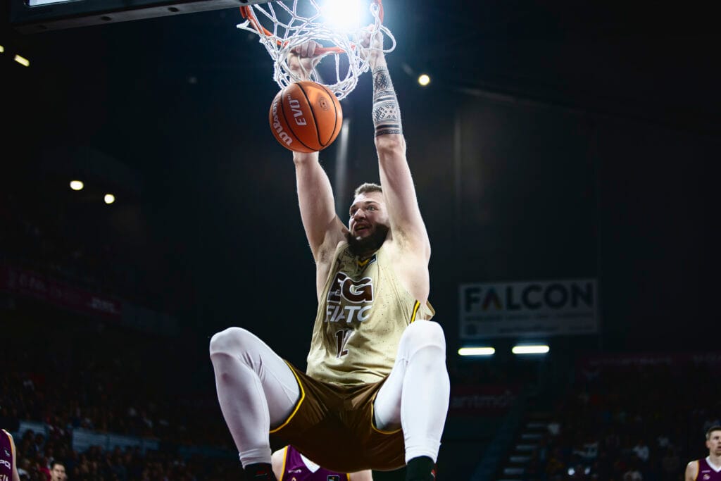 L’encert de fitxar Martinas Geben i Pep BusquetsEls dos fitxatges van debutar al Barris Nord demostrant que són jugadors vàlids perquè el Bàsquet Girona pugui remuntar posicions en la classificació Martinas Geben esmaixant en el seu debut al Barris Nord amb el Bàsquet Girona