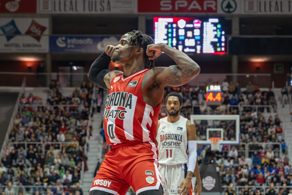 El Bàsquet Girona s’exhibeix i dormirà fora del descens (96-67)Partit molt complert dels de Moncho Fernández, que ha escombrat de la pista a un equip Eurolliga per segona vegada aquesta setmana