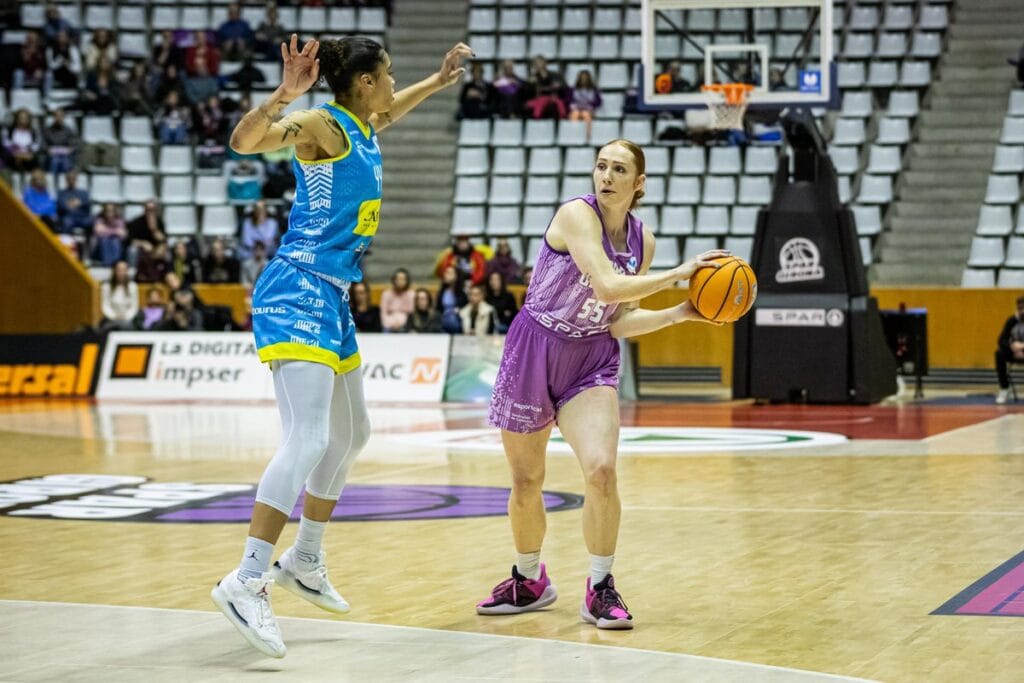 L’Uni guanya el derbi i empata amb el Valencia (82-58)