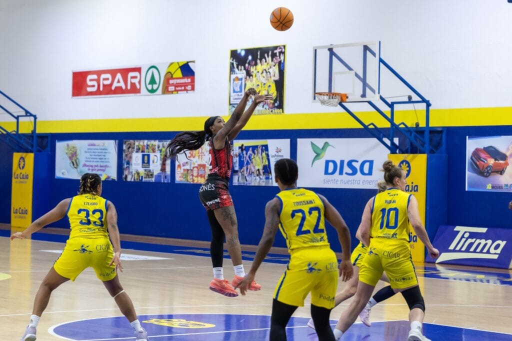 L’Uni Girona es col·loca líder en solitari (41-82)Les catalanes aprofiten les derrotes del Valencia i el Perfumerías Avenida i marxen a la copa amb bones sensacions