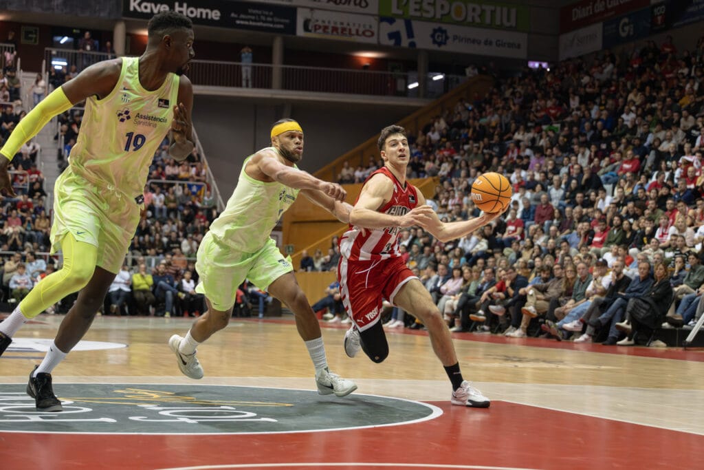 RS773358_J14 GIR-BAR Firmar acb Photo - Sergi Gerones