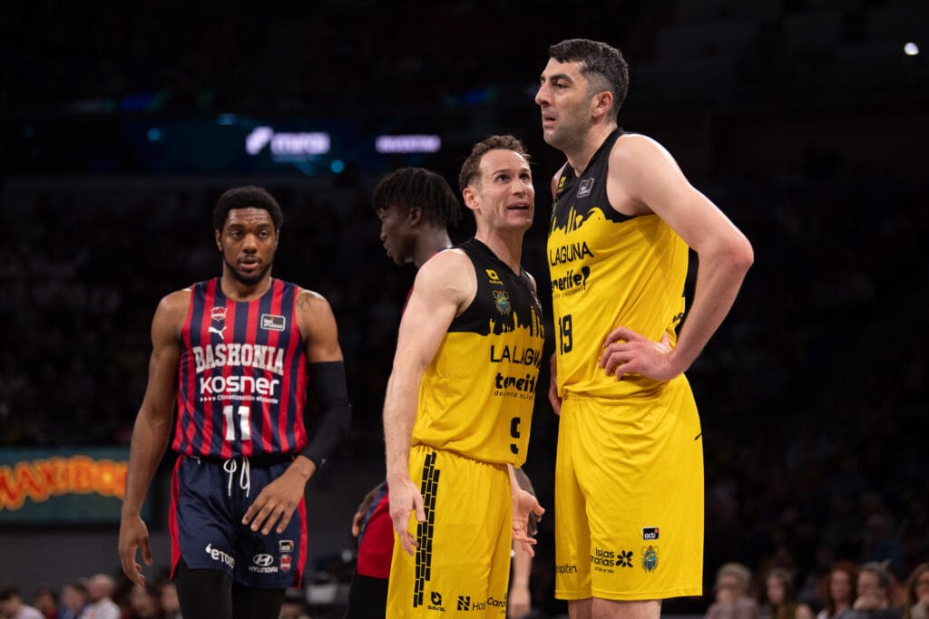 RS810385_J28 BKN-LLT Firmar acb Photo - Aitor Bouzo