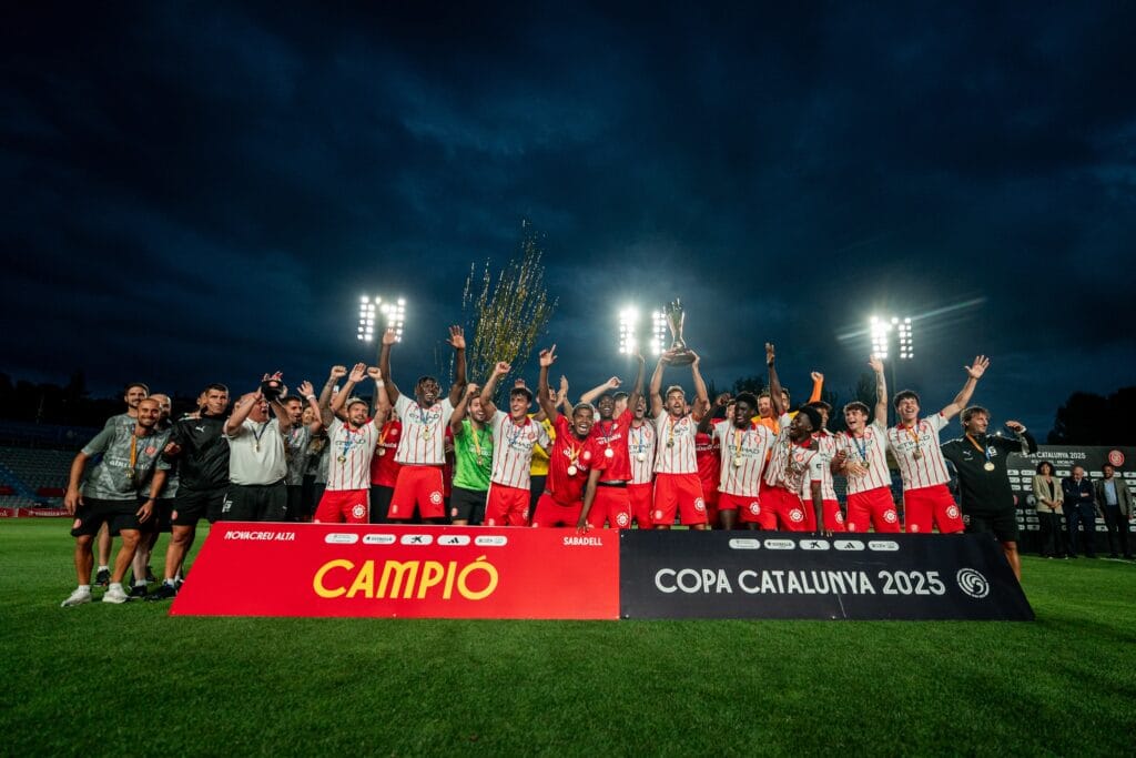 El Girona, campió de la Copa Catalunya!El conjunt gironí aixeca el segon trofeu de la història gràcies a un Juan Carlos que s'ha tornat a vestir d'heroi per fer història de nou