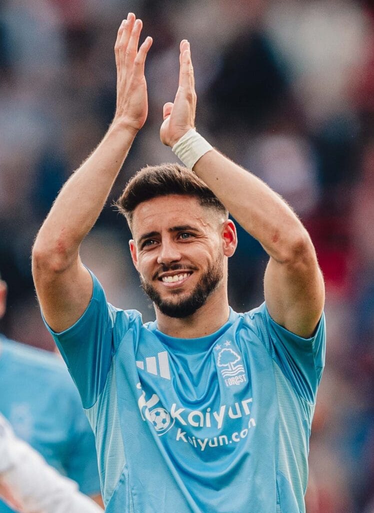 Recorregut i lideratge per substituir a MiguelÀlex Moreno arriba lliure de l'Aston Villa i signa per dues temporades