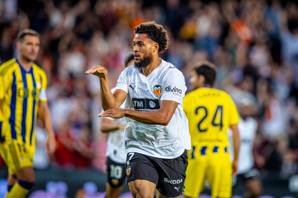 Així arriba el Valencia: Divisió interna i externaEl conjunt de Carlos Coberán arriba enmig d'un clima de crispació després de la remuntada de l'Oviedo a Mestalla
