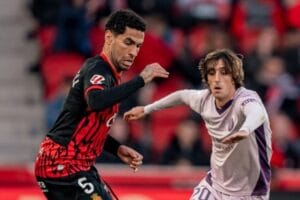 Bryan Gil disputa una acció a Mallorca