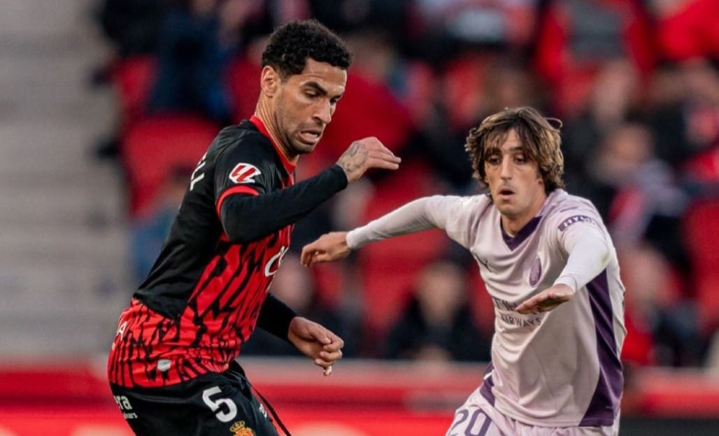 Bryan Gil disputa una acció a Mallorca