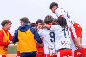 El Girona B celebrant un gol