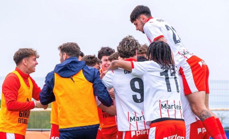 El Girona B celebrant un gol