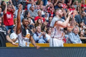 Martinas Geben i Derek Needham celebrant