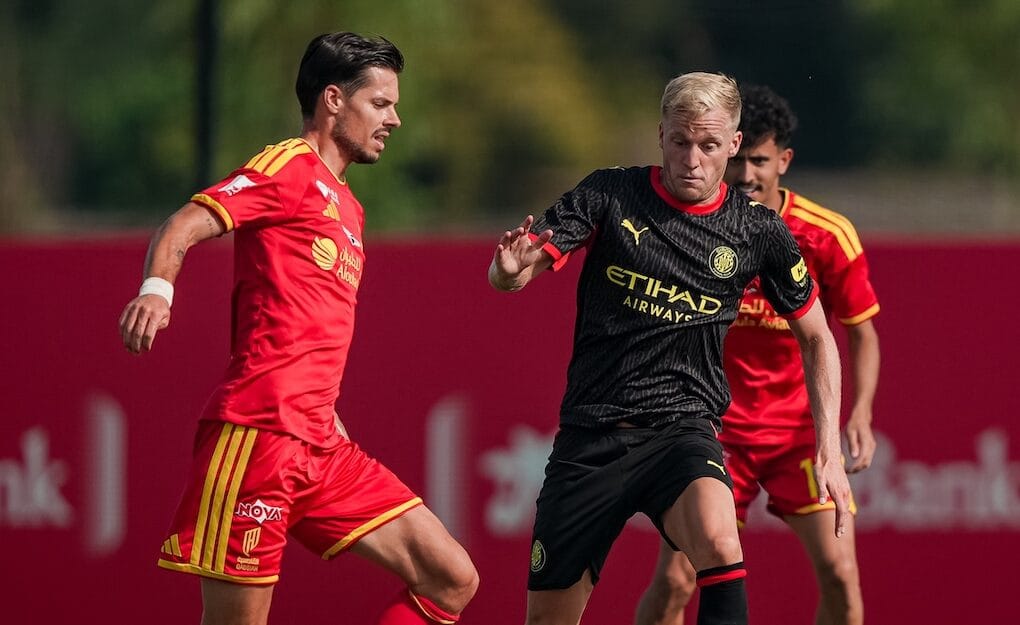 Van de Beek en una acció a l'amistós contra l'Al-Qadsiah