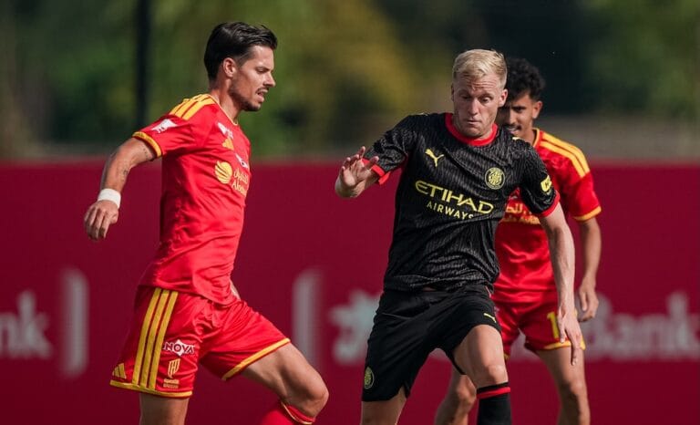 Van de Beek en una acció a l'amistós contra l'Al-Qadsiah