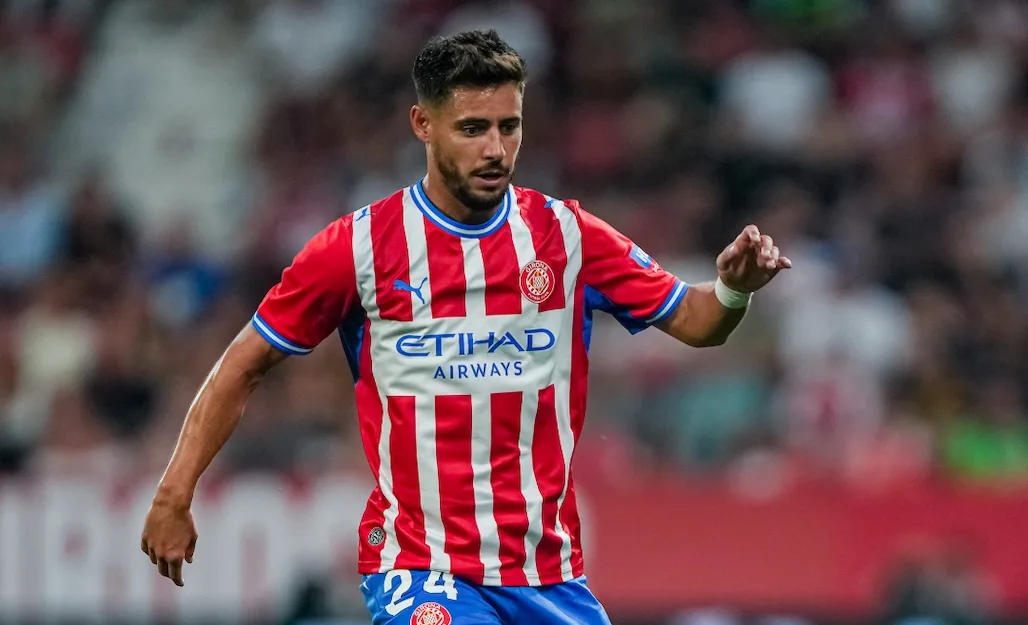 Àlex Moreno, durant el Trofeu Costa Brava contra l'Arsenal a Montilivi