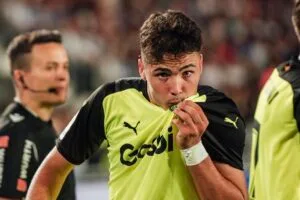 Arnau Martínez celebra el gol de lascens a Tenerife