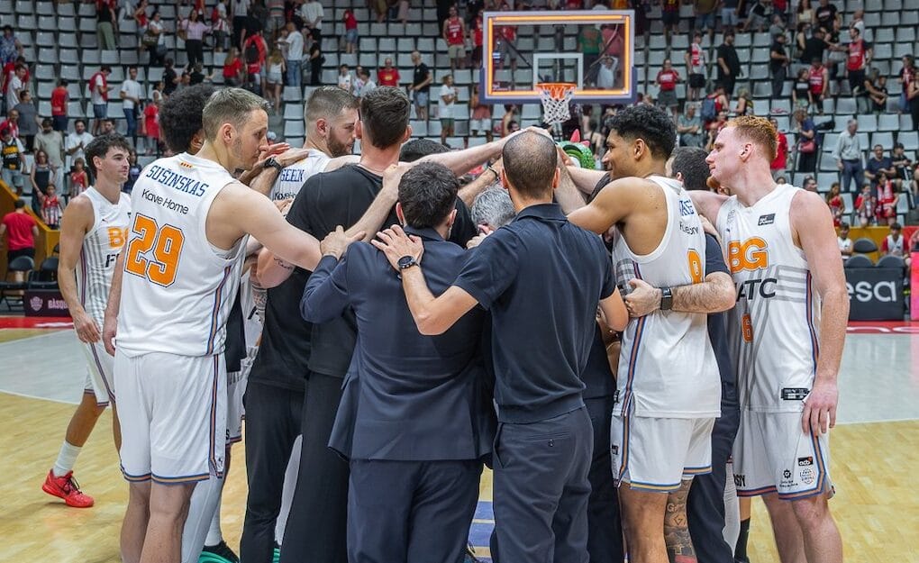 Pinya dels jugadors del Bàsquet Girona i el cos tècnic de Moncho