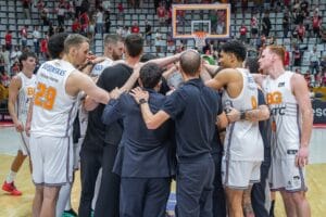 Pinya dels jugadors del Bàsquet Girona i el cos tècnic de Moncho