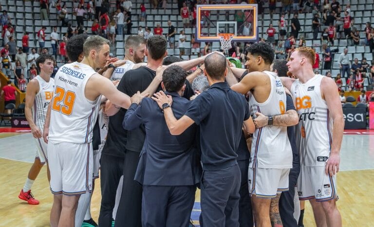 Pinya dels jugadors del Bàsquet Girona i el cos tècnic de Moncho