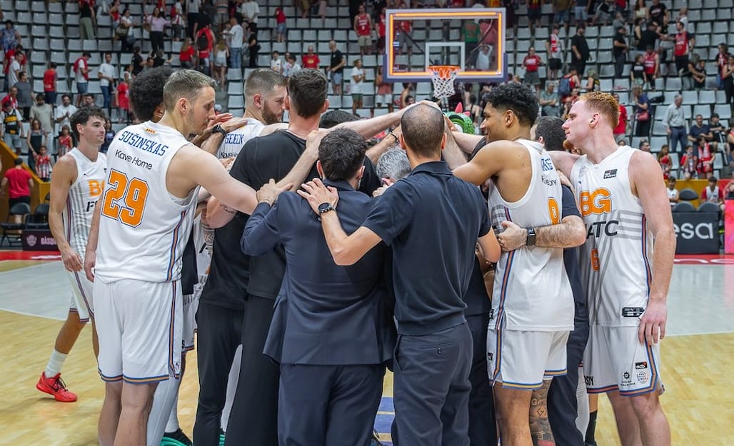 Pinya dels jugadors del Bàsquet Girona i el cos tècnic de Moncho