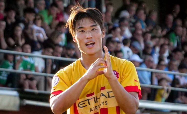 Minsu celebra un gol amb el Girona B
