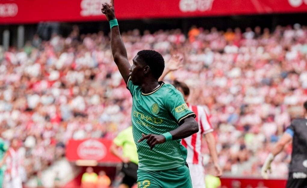 Asprilla celebrant el seu gol a El Molinón