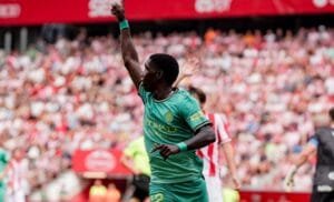 Asprilla celebrant el seu gol a El Molinón