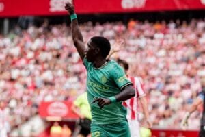 Asprilla celebrant el seu gol a El Molinón