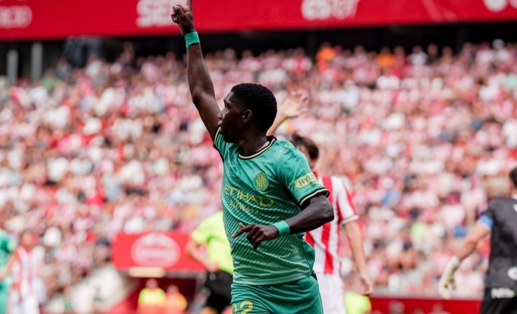 Asprilla celebrant el seu gol a El Molinón