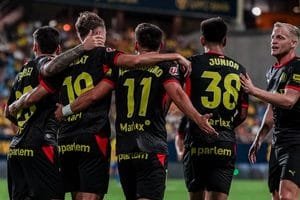 Pérez, Vanat, Moreno, Junior i Van de Beek celebrant un gol a Cadis