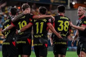 Pérez, Vanat, Moreno, Junior i Van de Beek celebrant un gol a Cadis