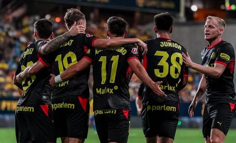 Pérez, Vanat, Moreno, Junior i Van de Beek celebrant un gol a Cadis