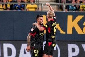 Carles Pérez i Van de Beek celebrant un gol a Cadis