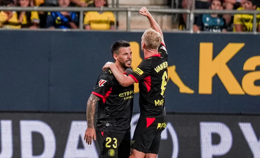 Carles Pérez i Van de Beek celebrant un gol a Cadis