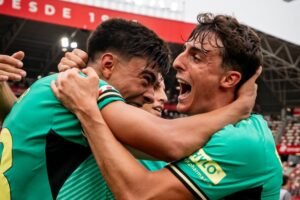 Francés i Holmes celebrant al camp de Sporting Gijón