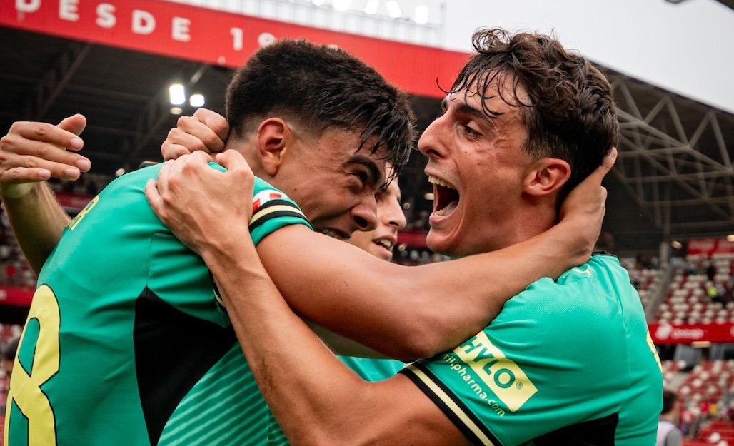 Francés i Holmes celebrant al camp de Sporting Gijón