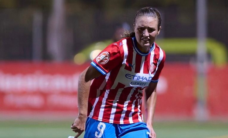 Julia Uriel lluita una pilota contra el Pallejà