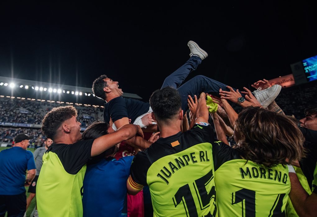 Míchel mantejat pels seus jugadors