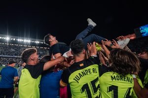 Míchel mantejat pels seus jugadors