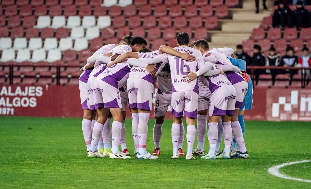 Pinya dels jugadors del Girona en la derrota a Logronyo