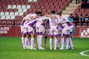 Pinya dels jugadors del Girona en la derrota a Logronyo