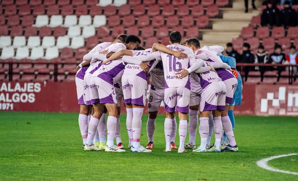 Pinya dels jugadors del Girona en la derrota a Logronyo